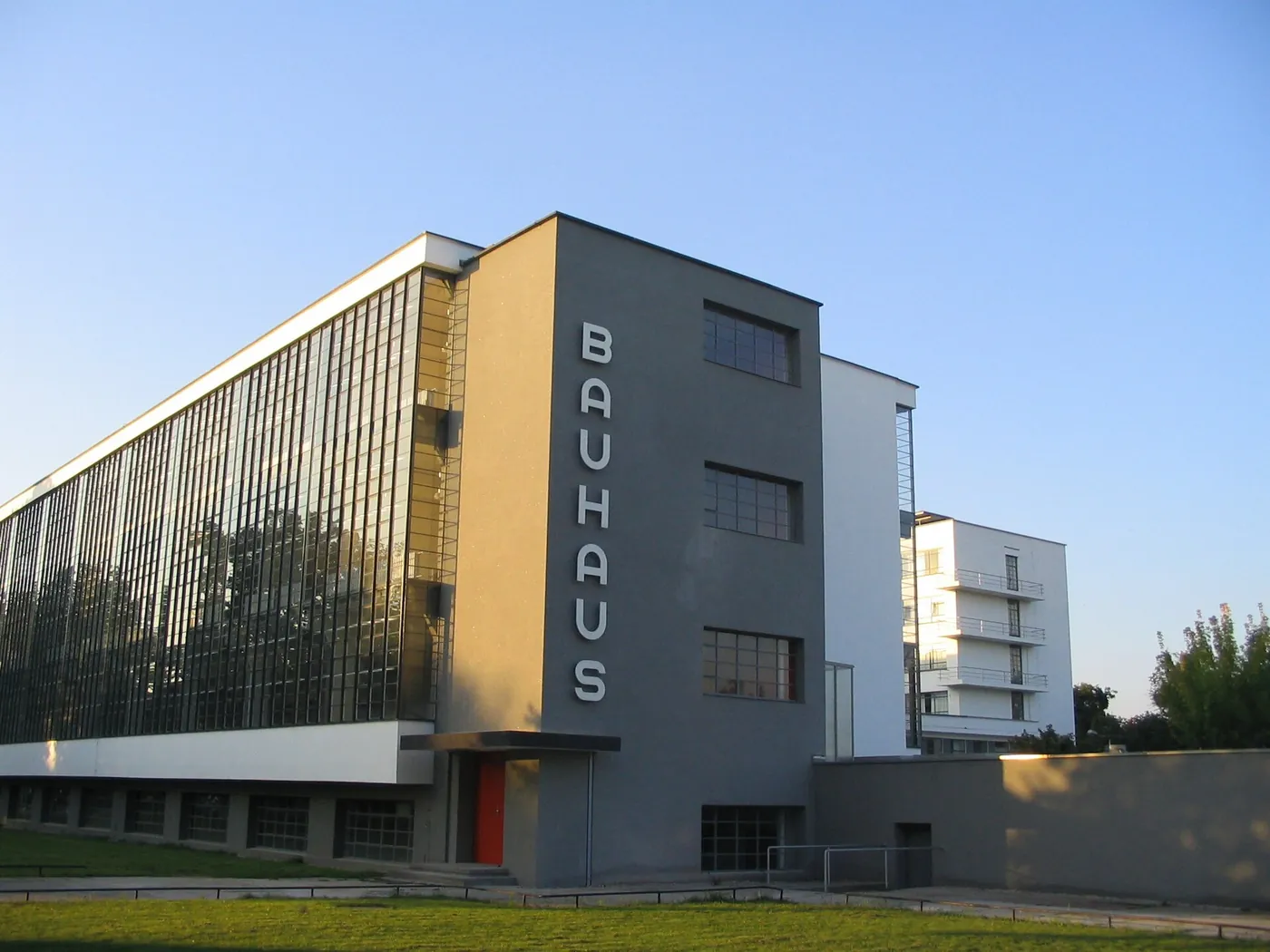 La Bauhaus une el arte y la fábrica