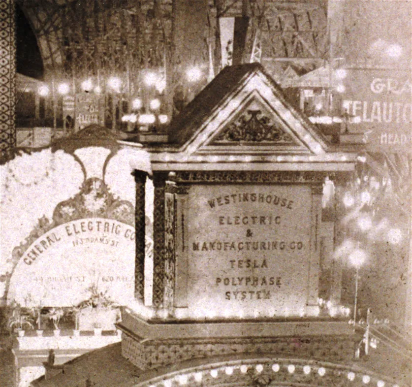 El pabellón de Westinghouse iluminado con bombillas, con el rótulo «Tesla Polyphase System», en la Exposición de Chicago de 1893