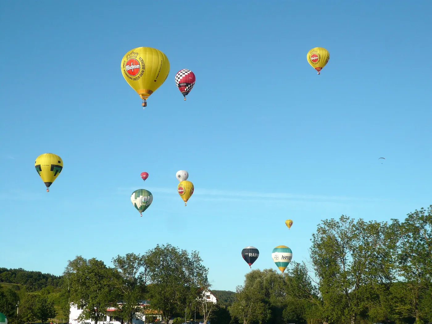 Los Montgolfier hacen subir un globo de aire caliente en Annonay