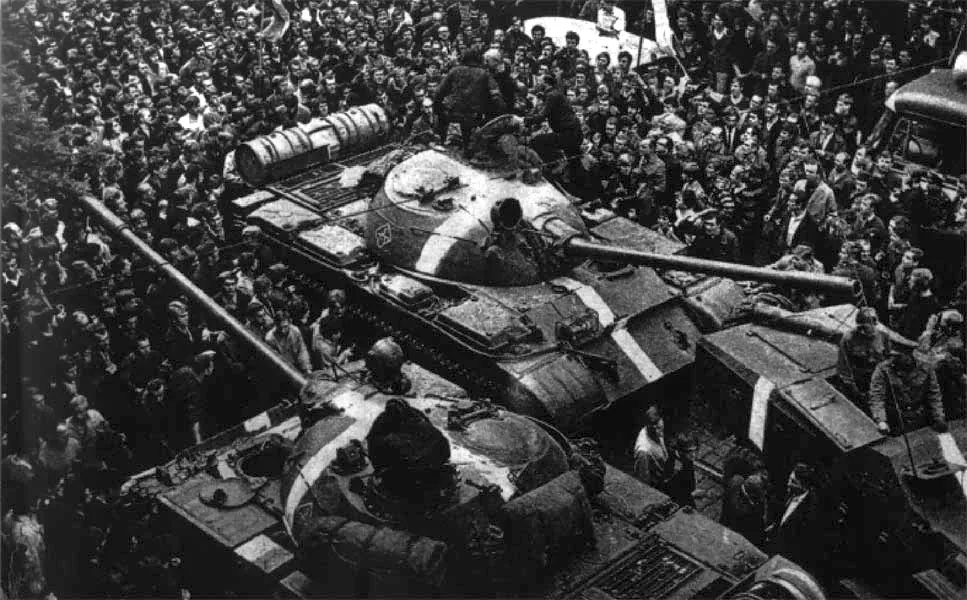 Los tanques del Pacto de Varsovia entran en Praga