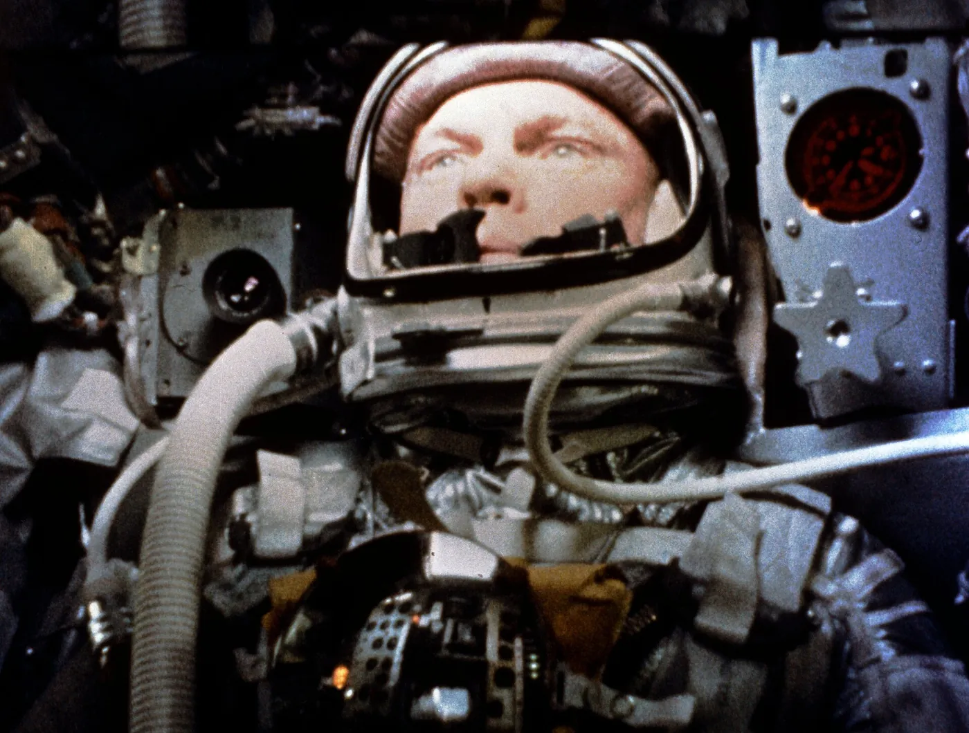 John Glenn orbita la Tierra