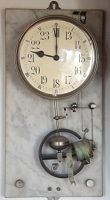 Huygens cuelga un péndulo de un reloj y lo vuelve preciso