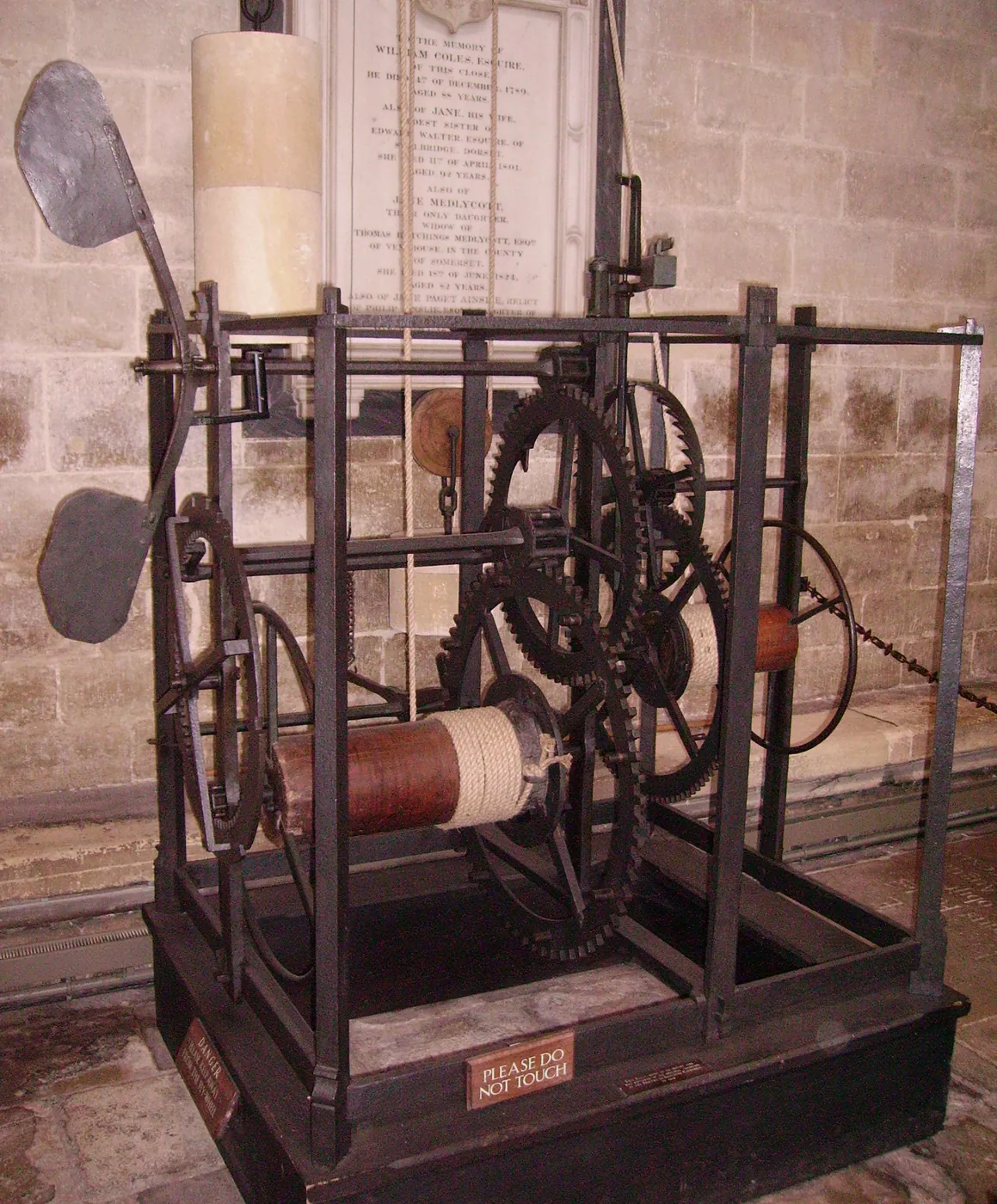 El mecanismo de hierro del reloj de la catedral de Salisbury: un bastidor con ruedas dentadas, un tambor con cuerda y un volante de dos paletas