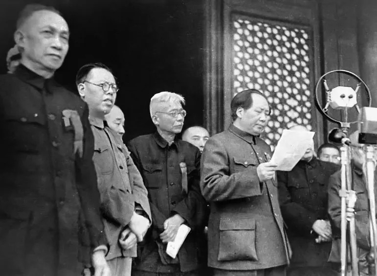 Mao proclama la República Popular China