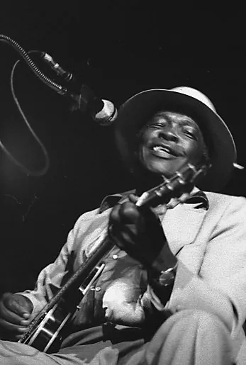 Billboard inventa el nombre «rhythm and blues»