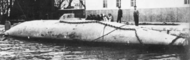 Se bota en La Carraca el submarino eléctrico de Isaac Peral