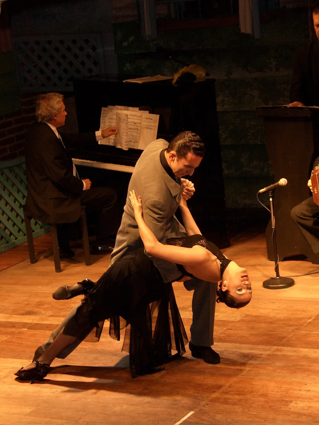 El tango se baila en los arrabales del Río de la Plata