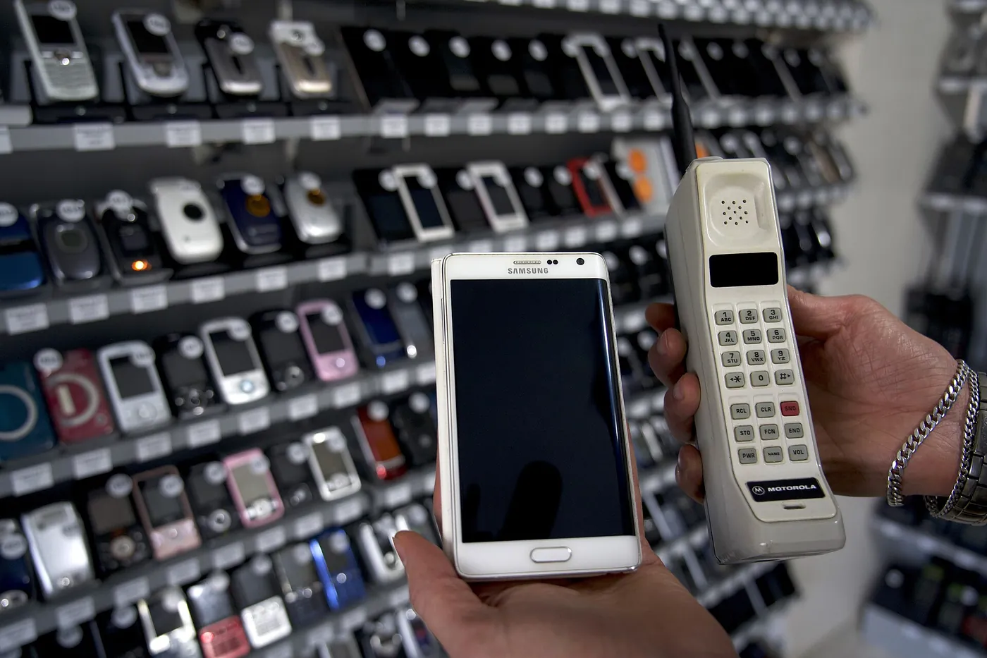 Un Motorola DynaTAC, grande y con antena, junto a un móvil actual de pantalla