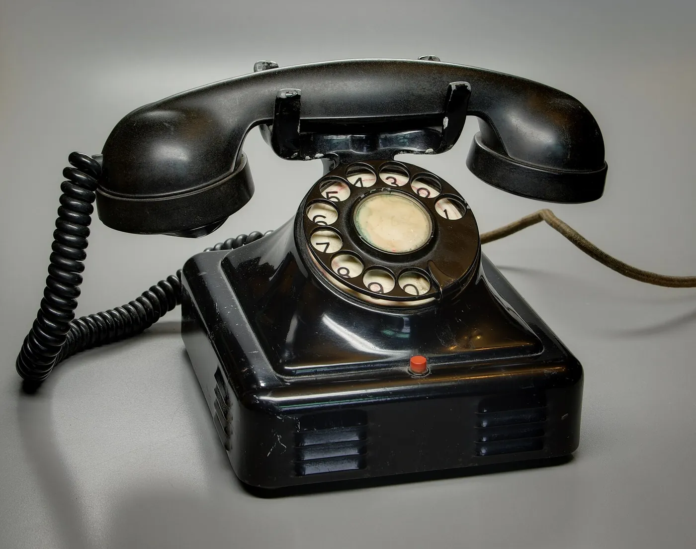 Bell patenta el teléfono tres días antes de hacerlo hablar